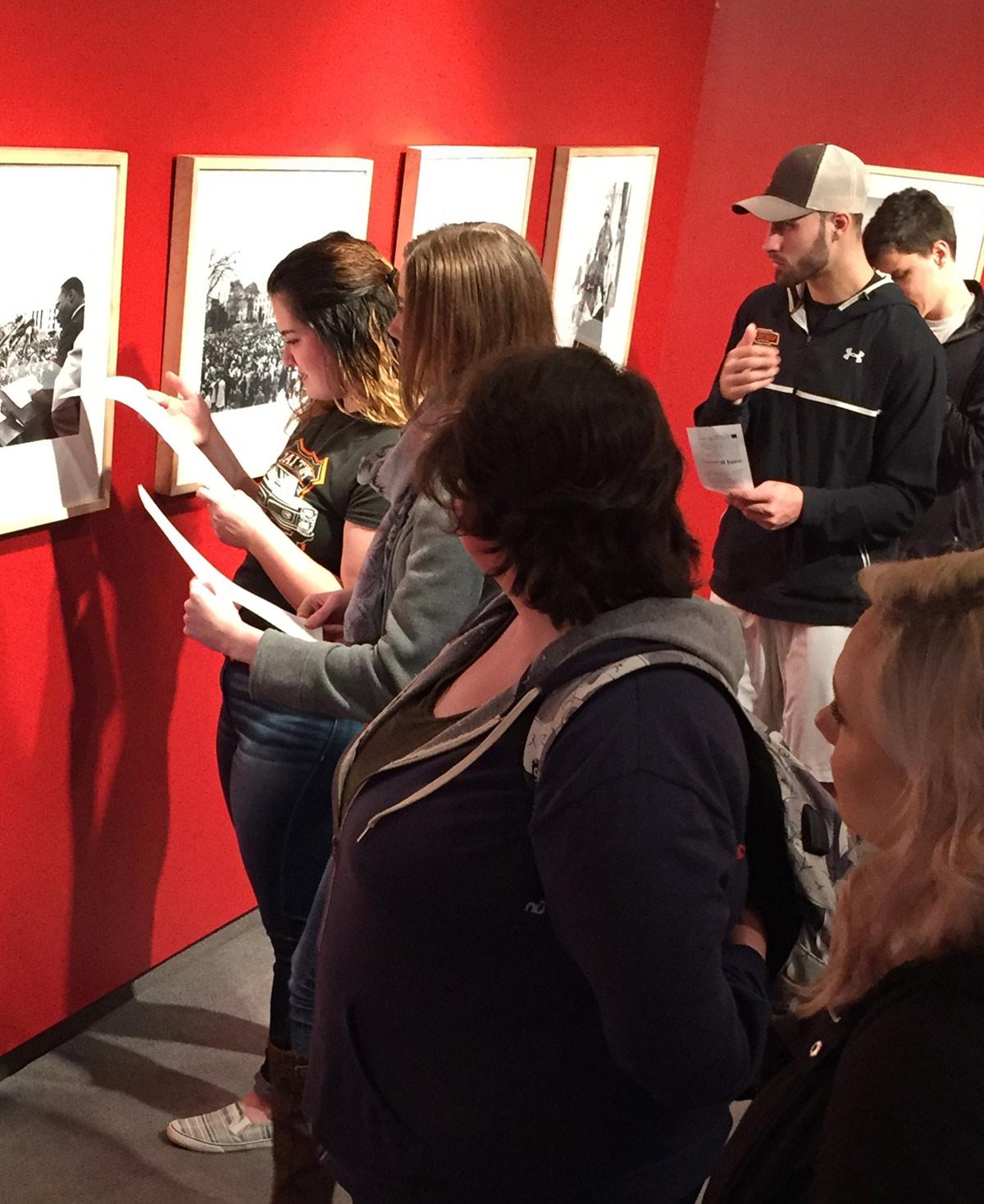 马丁·路德·金向自由进军画廊展示的图片.
