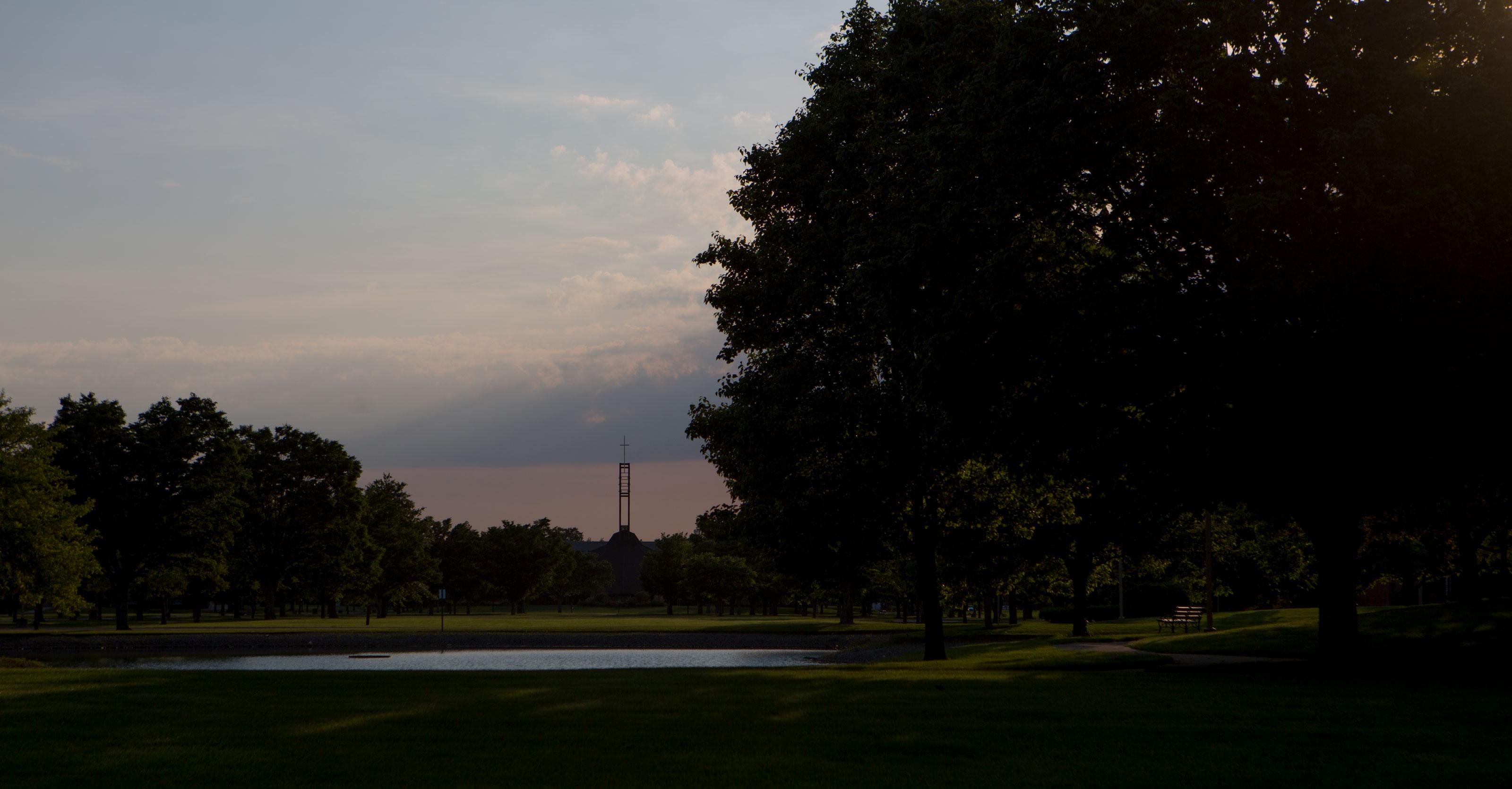 夕阳在俄亥俄北部大学校园.